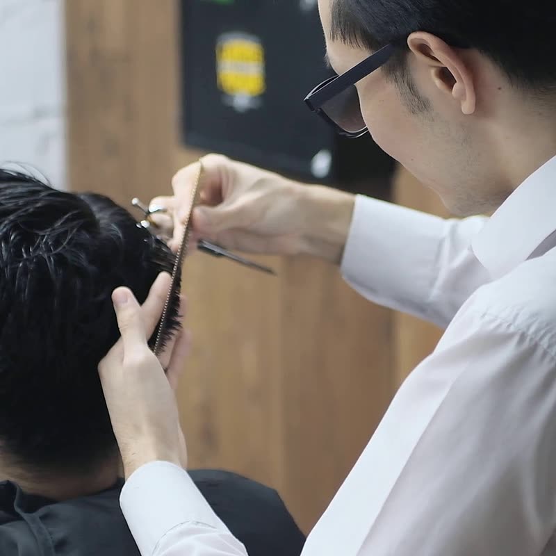 Klip med saks i barbershoppen